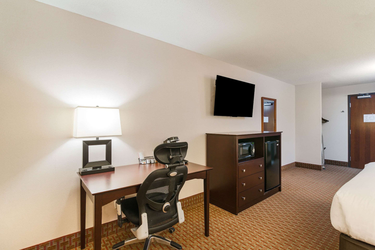 Bedroom 3, Clarion Hotel Convention Center, Ward