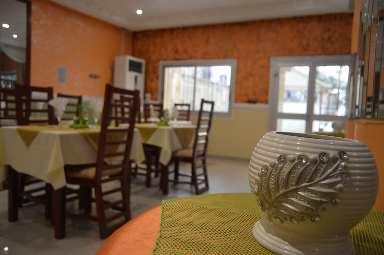 Food & Drinks 5, Hôtel - Y, Wouri