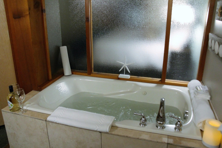 Bathroom 4, Ocean's Edge, Alberni-Clayoquot
