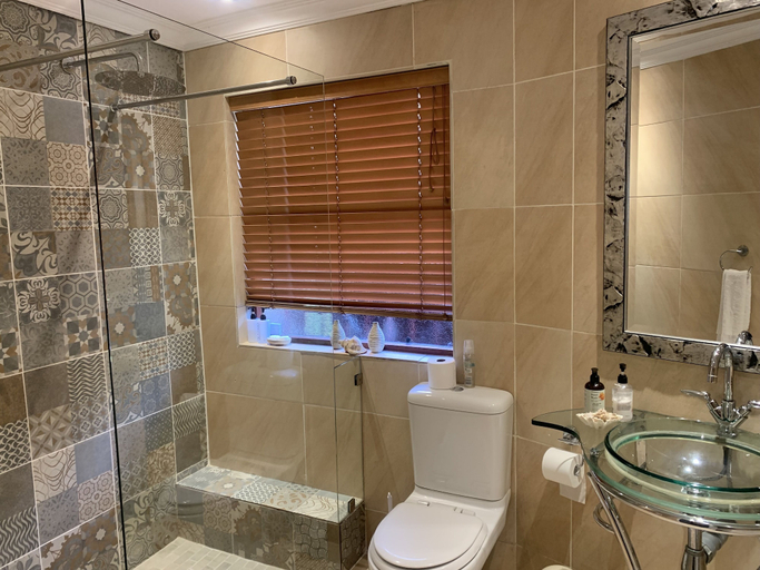 Bathroom 4, No 5 on Franschoek Lane, City of Johannesburg
