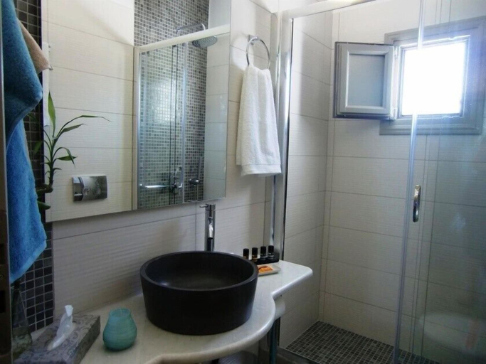 Bathroom 5, Platia, South Aegean