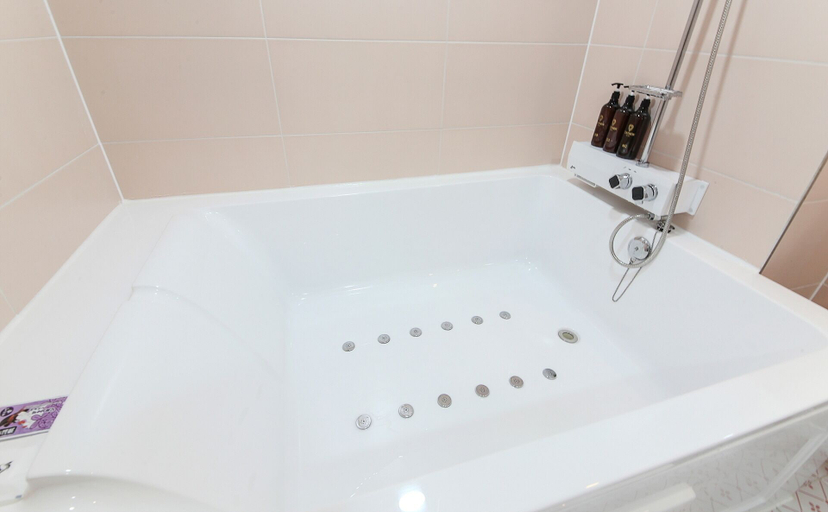Bathroom 3, Continew Hotel, Gumi