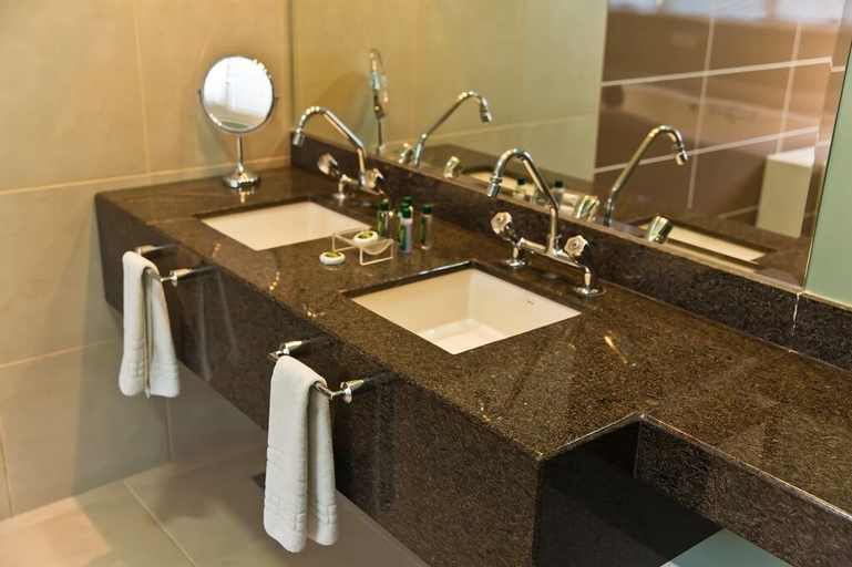 Bathroom 4, Ramada by Wyndham Furnaspark, Formiga