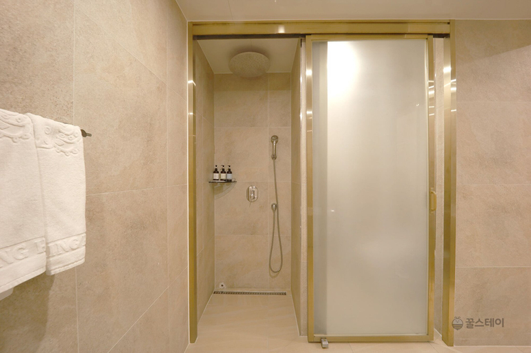 Bathroom 4, The King Hotel, Yeonje