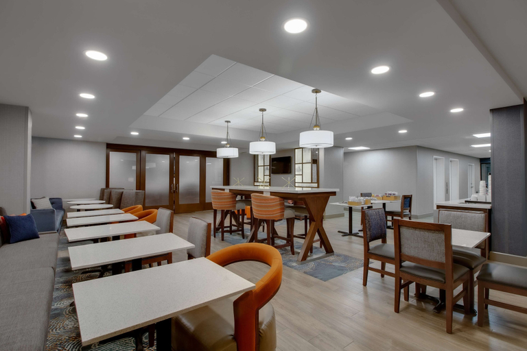 Food & Drinks 5, Hampton Inn Birmingham-Colonnade 280, Jefferson