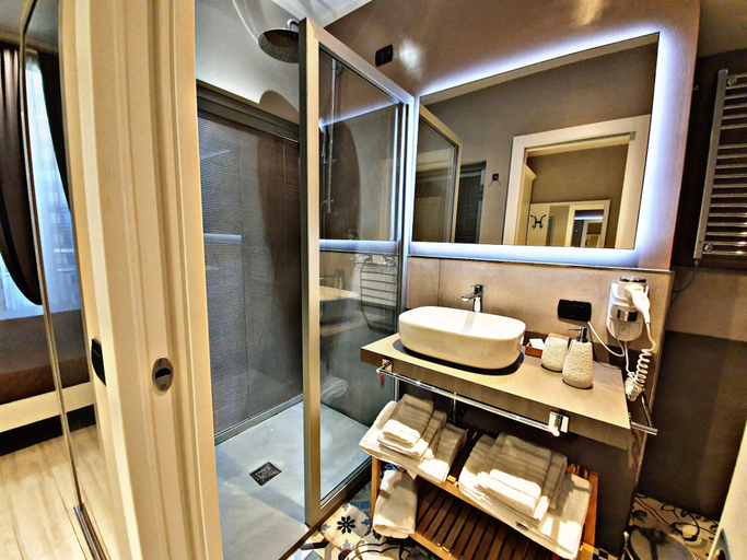 Bathroom 3, Fabio Massimo Guest House, Roma