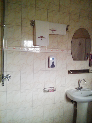 Bathroom 3, The Crested Crane Bwindi, Kinkiizi