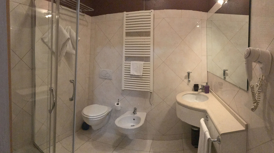 Bathroom 5, hotel dulcinea, Trieste