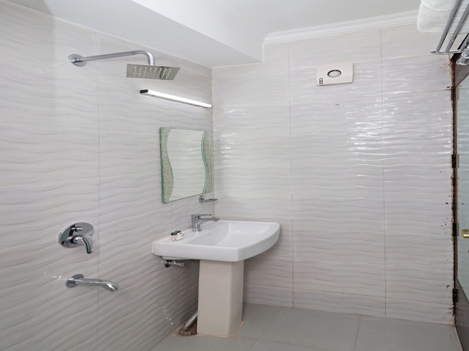 Bathroom 3, Hotel O Star Inn, Delhi