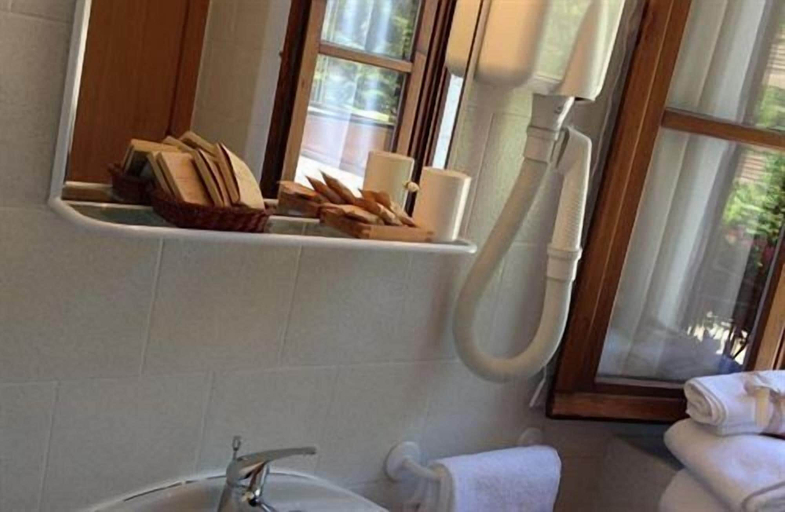 Bathroom 5, Hotel Pedretti, Bergamo