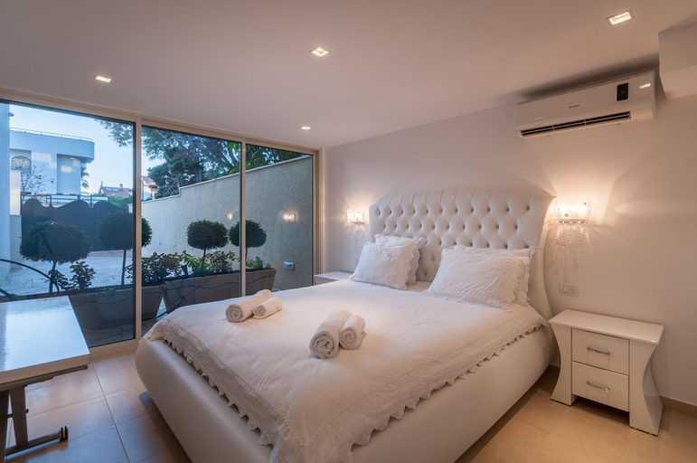 Bedroom 3, Luxurious Villa with great location
