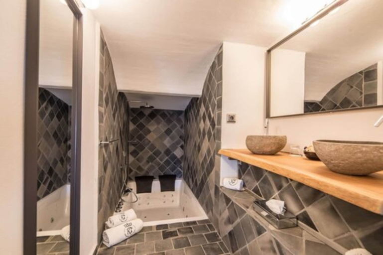 Bathroom 4, Le Roi Theodore, Corse-du-Sud