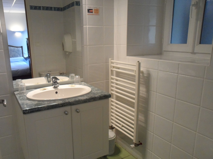 Bathroom 5, Le Petit Keriquel, Morbihan