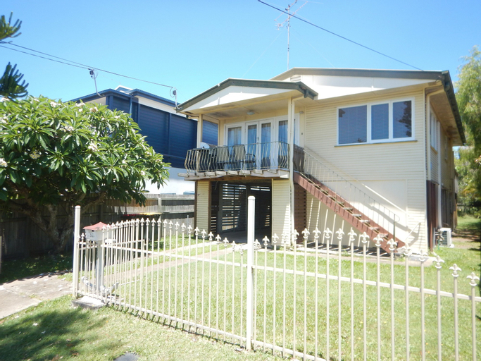 Spacious 2-Storey Home By The Bay: Sleeps 12, Wynnum