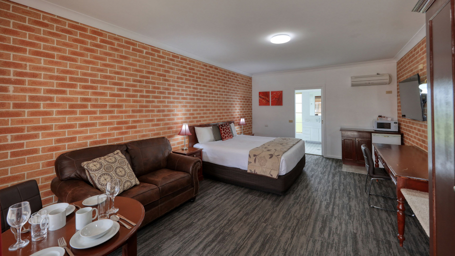 Bedroom 3, Country Gardens Motor Inn, Cowra