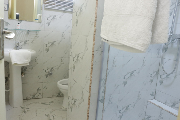Bathroom 3, The Coral Reef Hotel, Obio/Akp
