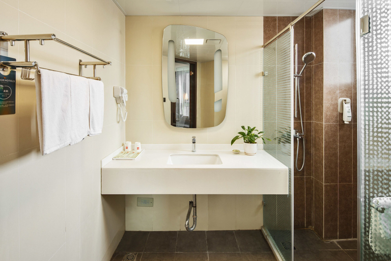 Bathroom 5, ibis Dazhou Xuanhan, Dazhou