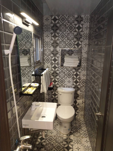 Bathroom 2, Fun Sun B&B, Penghu