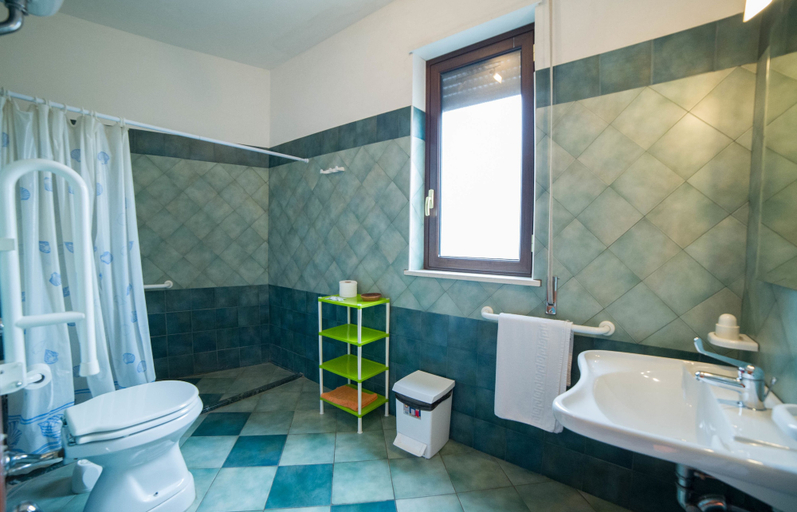 Bathroom 4, La Lanterna, Lecce