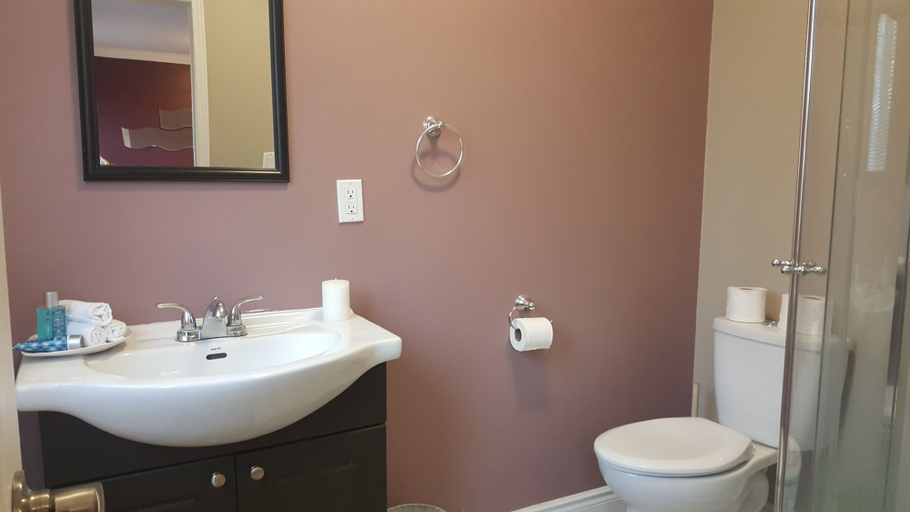 Bathroom 4, Kashaneh Guest House - 27 Greenbriar, Toronto