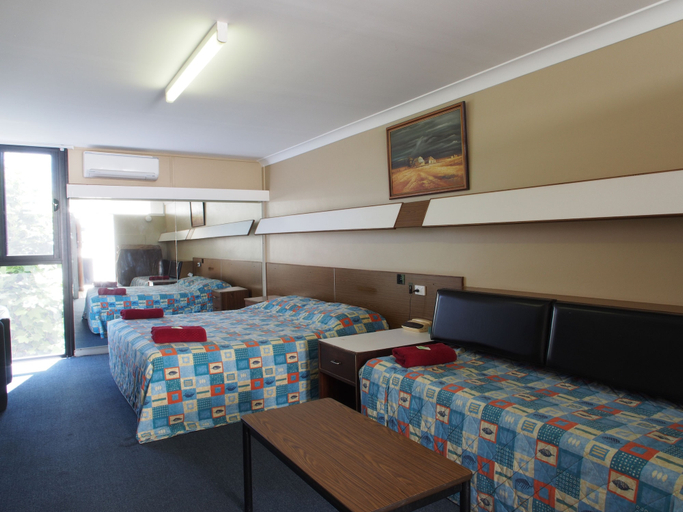 Bedroom 2, City Beach Motel, Wollongong - Inner