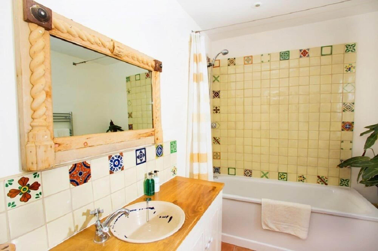 Bathroom 3, Vinegar Hill Pottery B & B, Hampshire