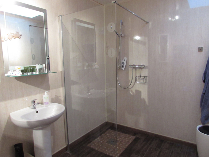 Bathroom, Owl Barn, Sisland - Spacious Apartment, Norfolk