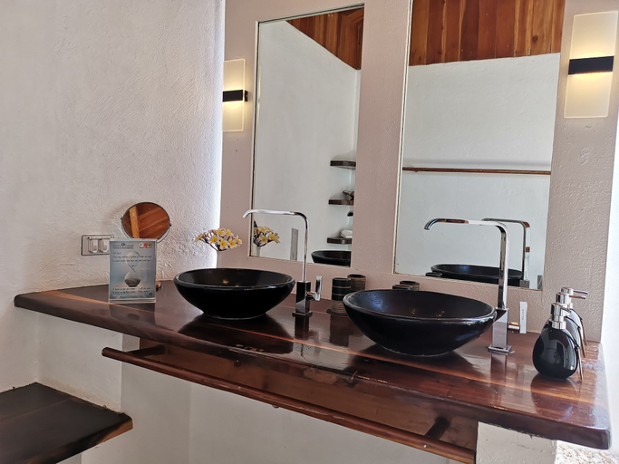 Bathroom 5, Kawayan Holiday Resort, San Juan