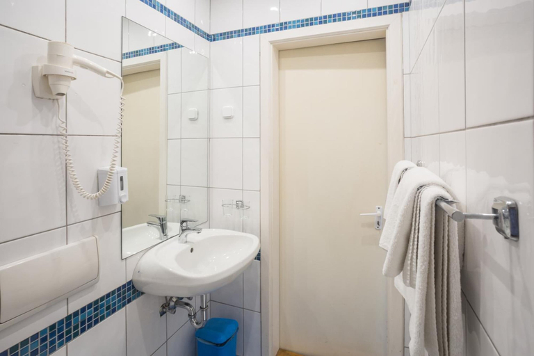 Bathroom 5, Hotel Luna, Budapesti
