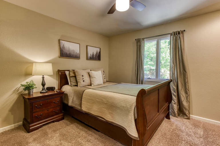 Bedroom 3, Deer & Doe by HoneyBearCabins, Sevier