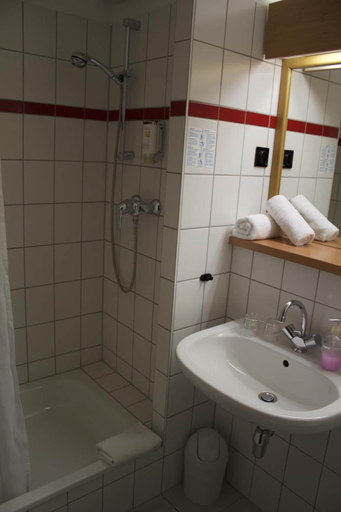 Bathroom 5, Acron Hotel, Wittenberg