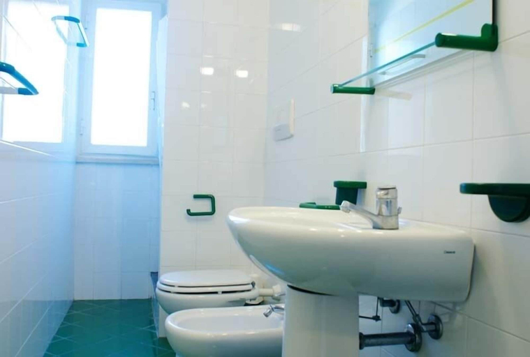 Bathroom 3, Residence Costa Di Kair Ed Din, Latina