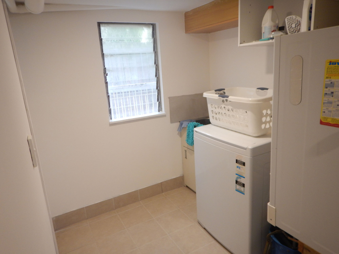 Bathroom 2, Cedar Lookout, Wynnum