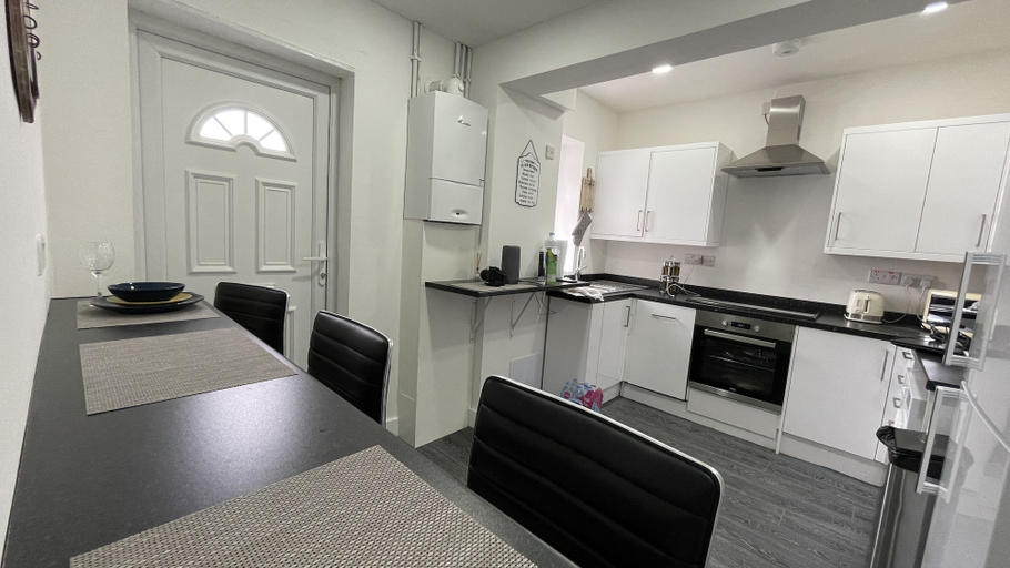 Others 3, Large 6 bedroom house in Smethwick, Birmingham