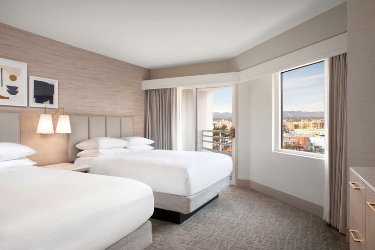 Bedroom 3, Hilton Santa Monica Hotel & Suites, Los Angeles