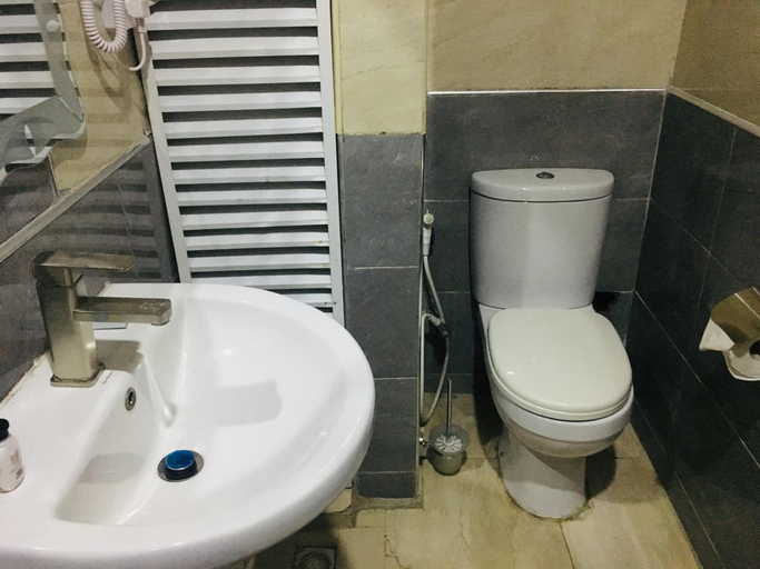Bathroom 3, Stoneside Hotel and Apartments, Kosofe