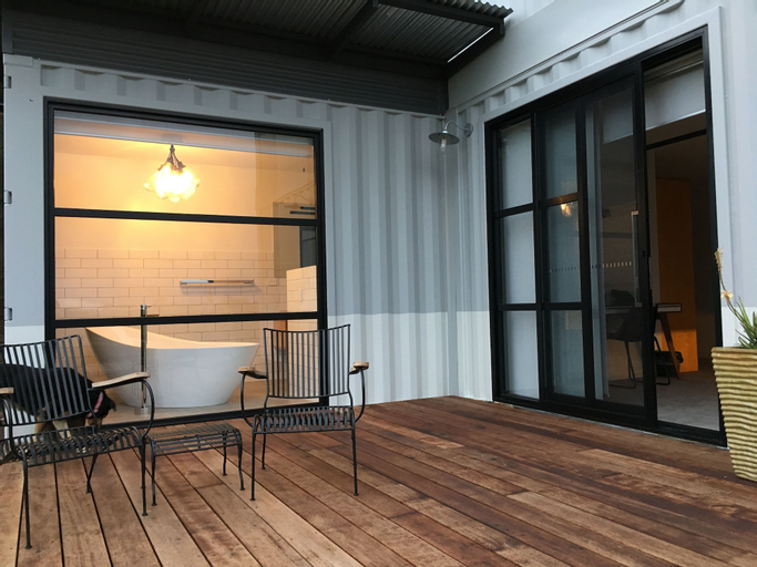 Exterior & Views 16