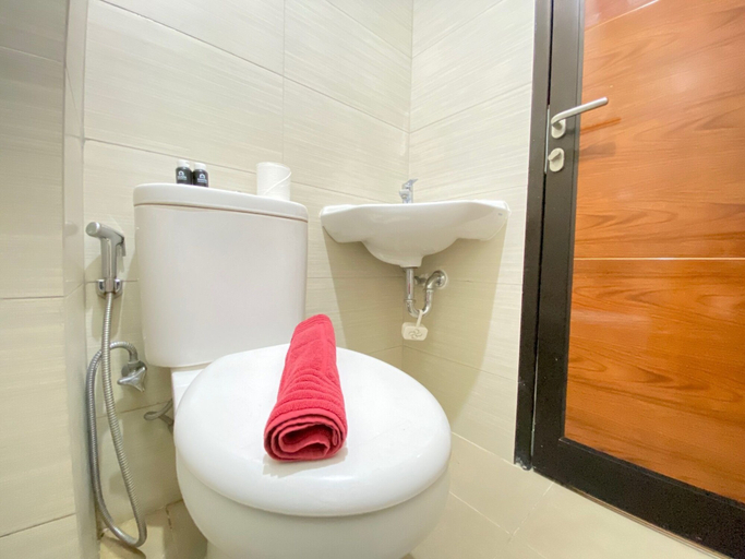 Bathroom 3, Scenic & Stylish 1BR at Gateway Pasteur Apartment, Bandung