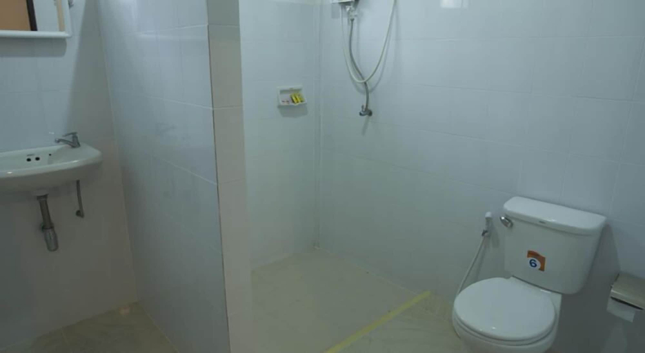 Bathroom 5, Les Fleurs, Takua Pa