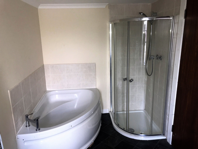 Bathroom 3, Smithyends Apartment, North Lanarkshire