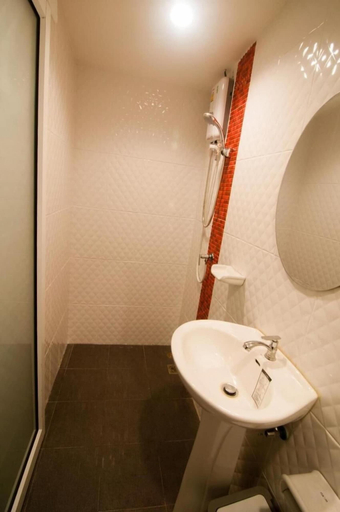 Bathroom 3, Eat - Ting Cafe and Hostel, Lat Krabang