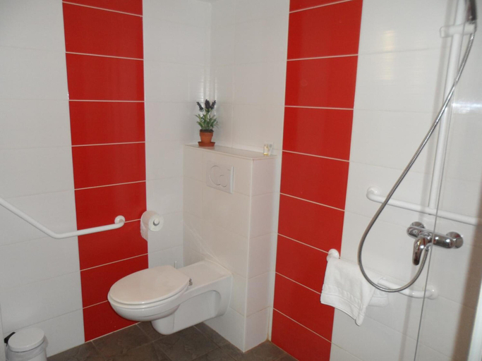 Bathroom 4, Hôtel Lyon Sud, Rhône