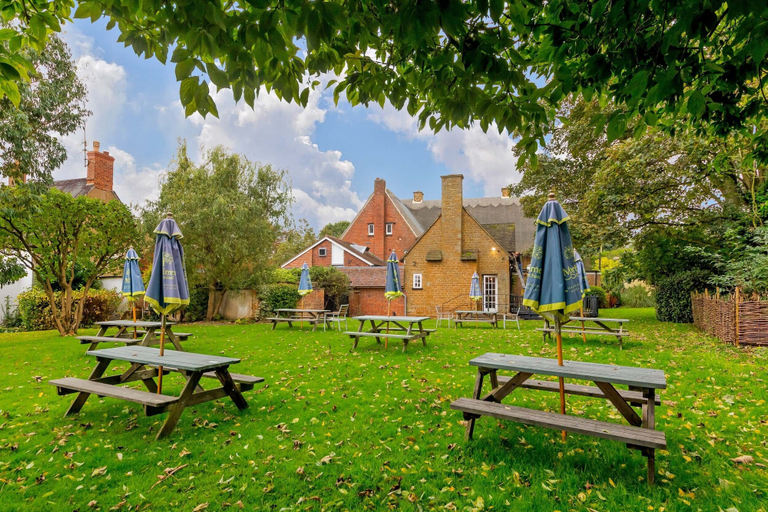 Others 5, The Red Lion, Northamptonshire
