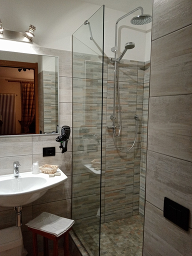 Bathroom 4, Hotel Astoria, Aosta