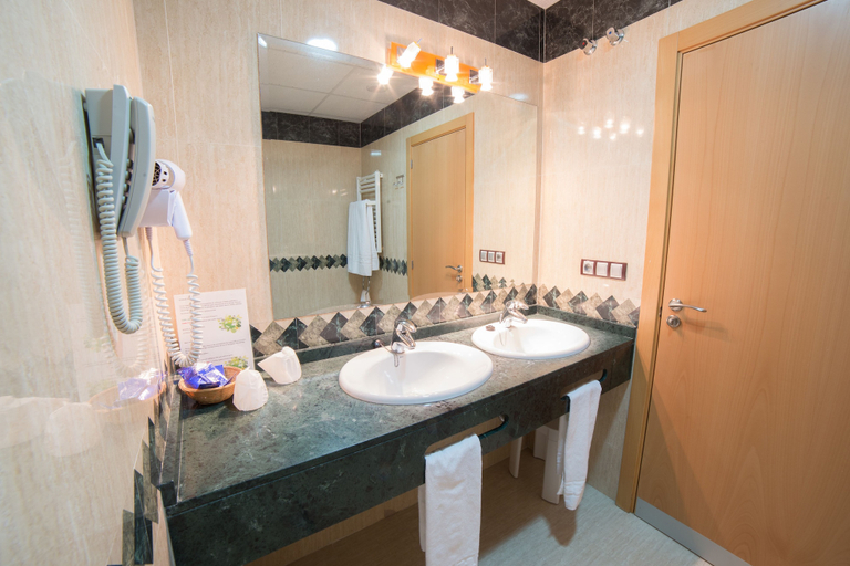 Bathroom 4, Hotel La Familia Gallo Rojo, Alicante