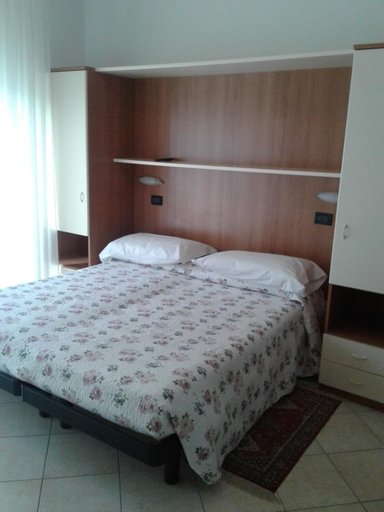 Bedroom 2, Albergo Moderna, Parma