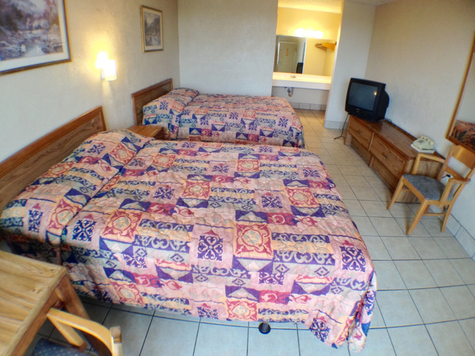 Bedroom 2, Budget Inn, Travis