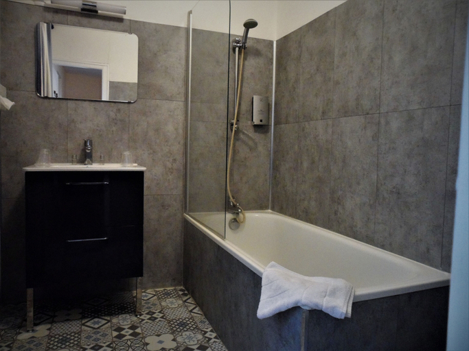 Bathroom 5, Le Petit Keriquel, Morbihan