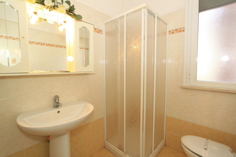 Bathroom 4, San Remo Apartments, Ferrara