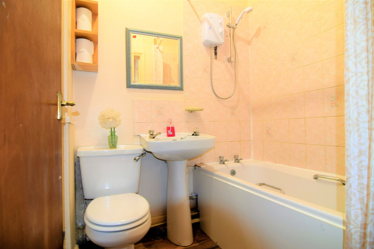 Bathroom 4, Manu's Guesthouse, Birmingham